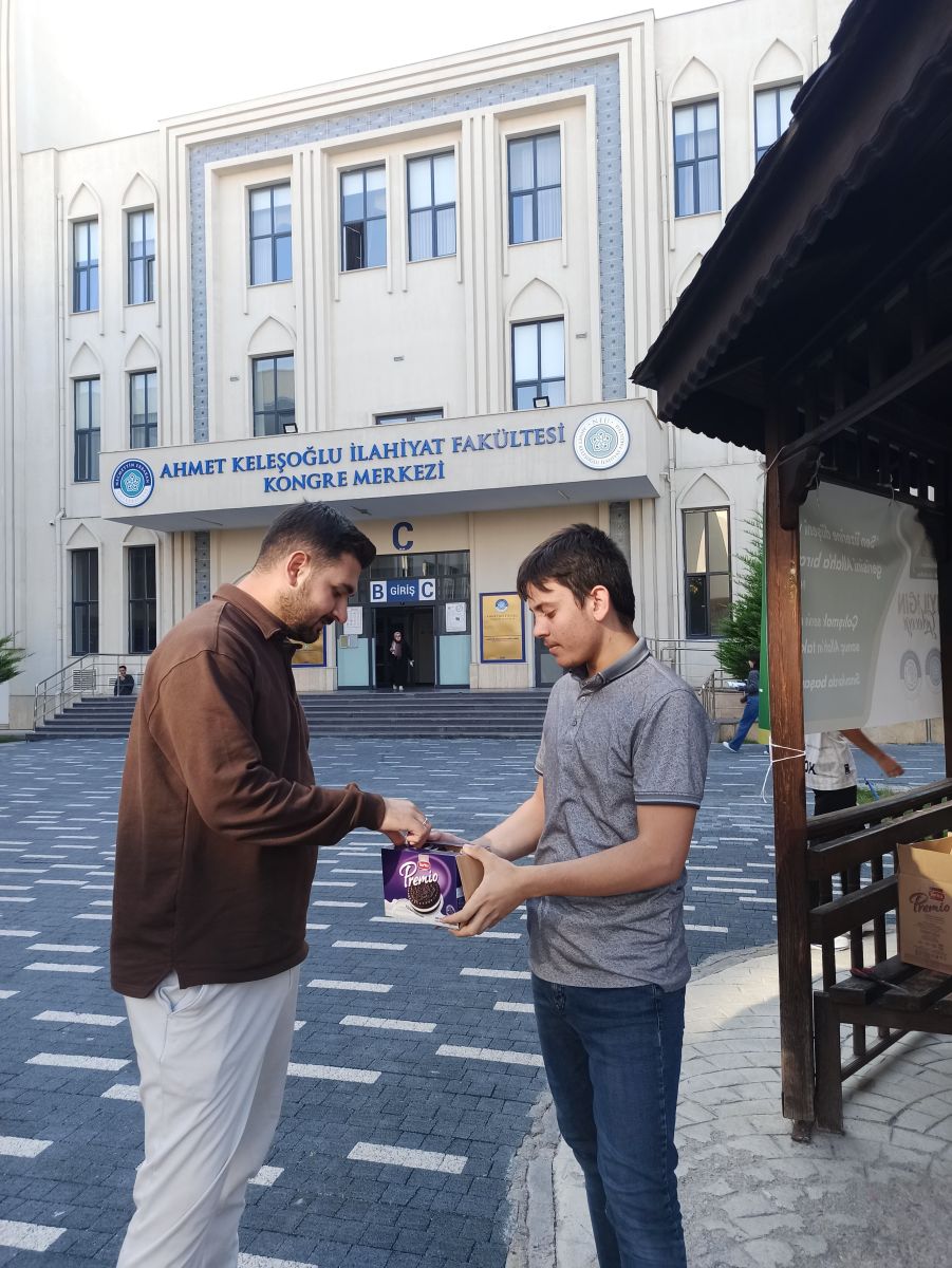 Üniversite öğrencilerine moral amaçlı pankart asımı ve çikolata,ayraç dağıtımı