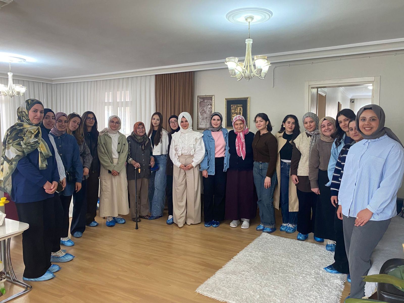 Öğrencilerimizden Huzurevine Anlamlı Ziyaret