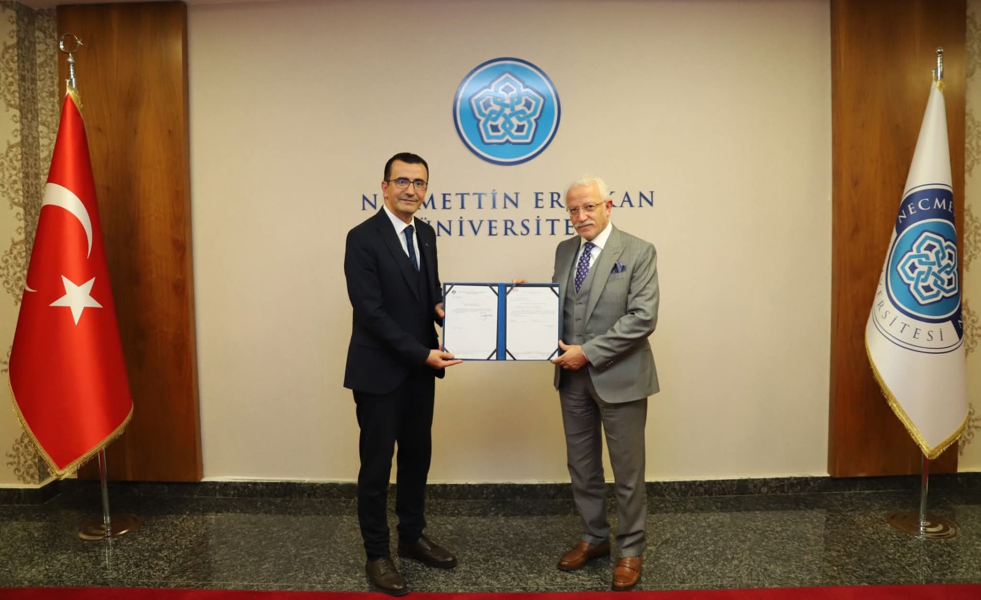 Dekanımız Prof. Dr. H. Zahit Selvi Mazbatasını Rektörümüz Prof. Dr. Cem Zorlu’dan Aldı