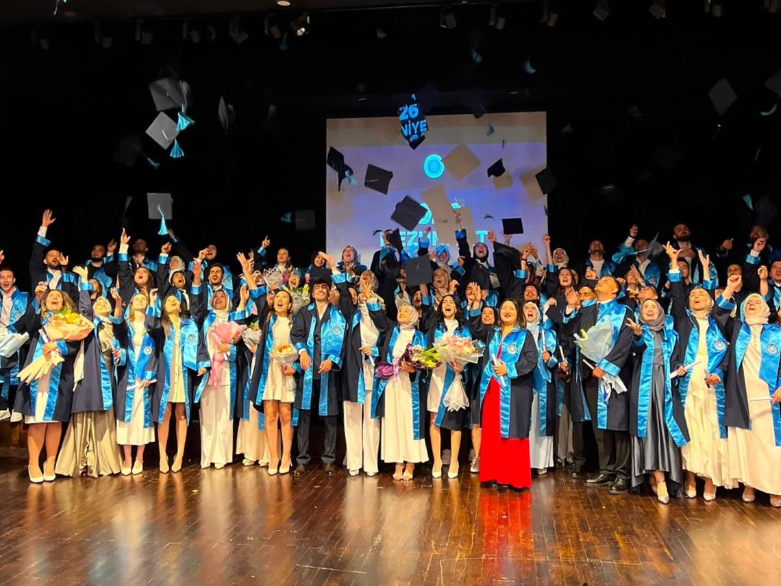 Fakültemizde Mezuniyet Coşkusu: Geleceğin Sanatçı ve Tasarımcıları Uğurlandı