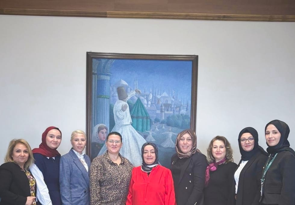 Fakültemiz Yeşilay Kadın Komisyonu Üyesi Doç. Dr. Fatma Kunt, Yeşilay Kadın Komisyonu Başkanı Nurcan Seren ve Komisyon Üyeleri Olarak, Konya Valimizin Değerli Eşi Sayın Saliha Akın Hanımefendi’yi Evlerinde Ziyaret Ettik.