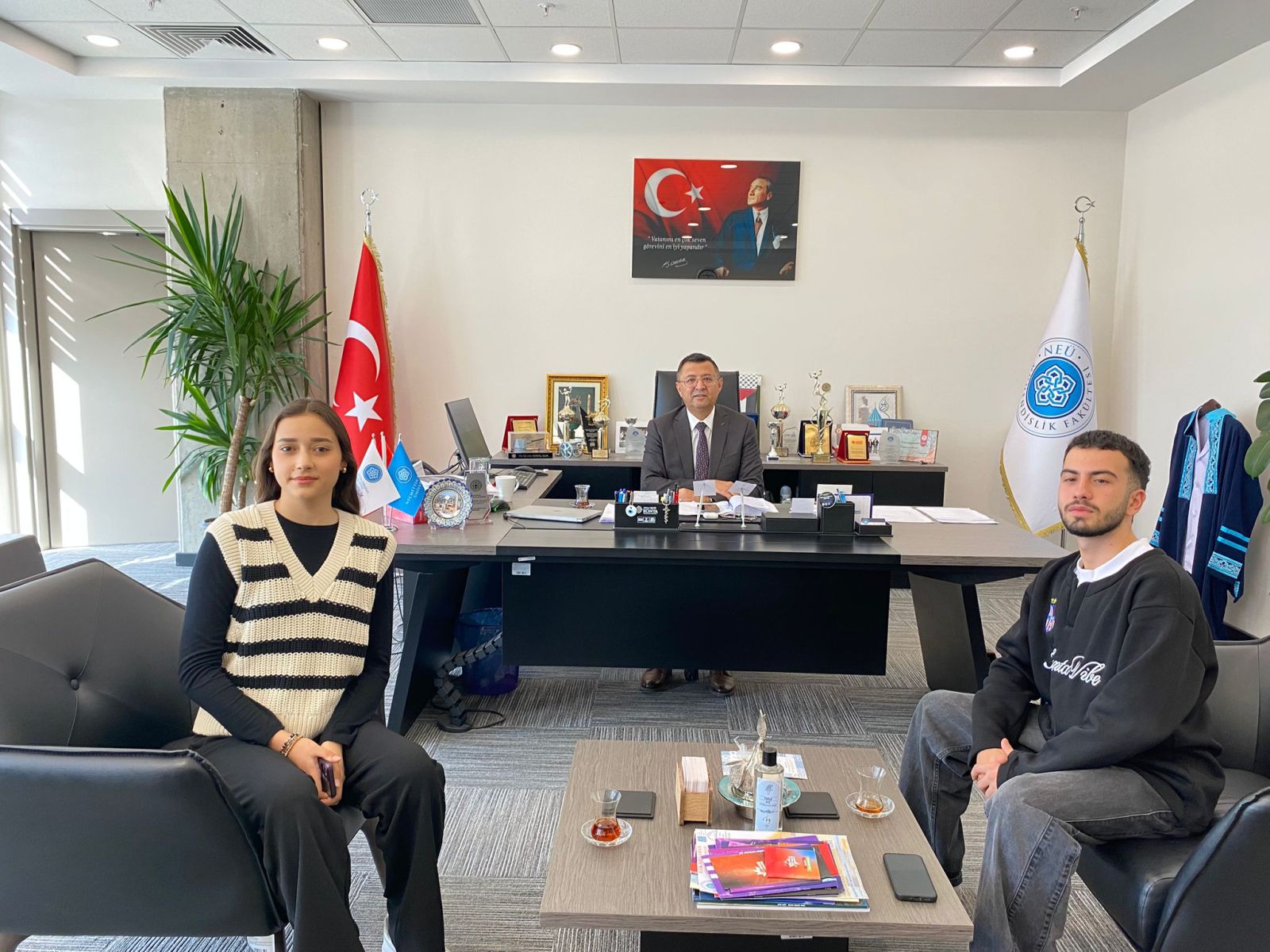 Spor Topluluğu Üyeleri Dekanımızı Ziyaret Etti