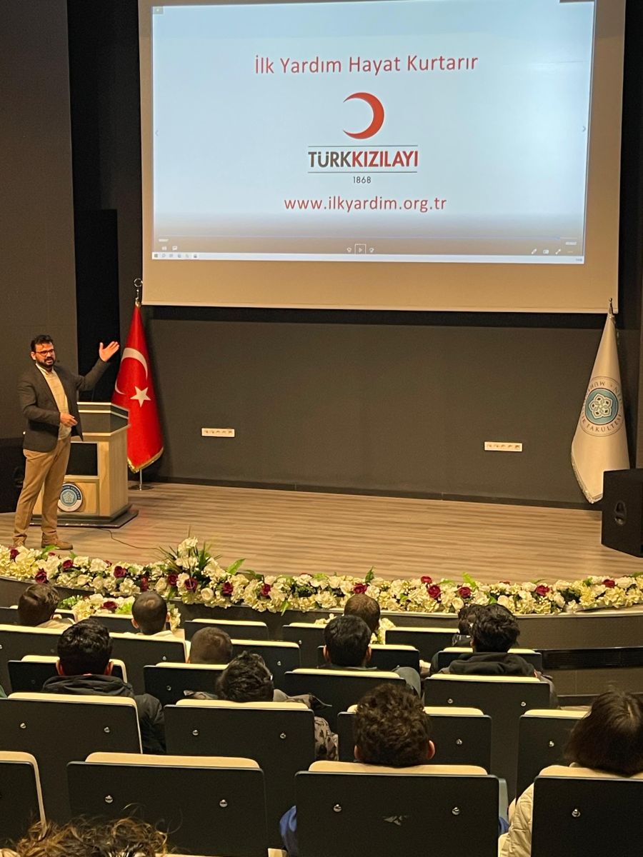 Fakültemiz Öğrencilerine Yönelik Olarak Düzenlenen “Doğru Anda, Doğru Adım: Temel Yaşam Desteği ve İlk Yardım Eğitimi” Başarıyla Tamamlandı