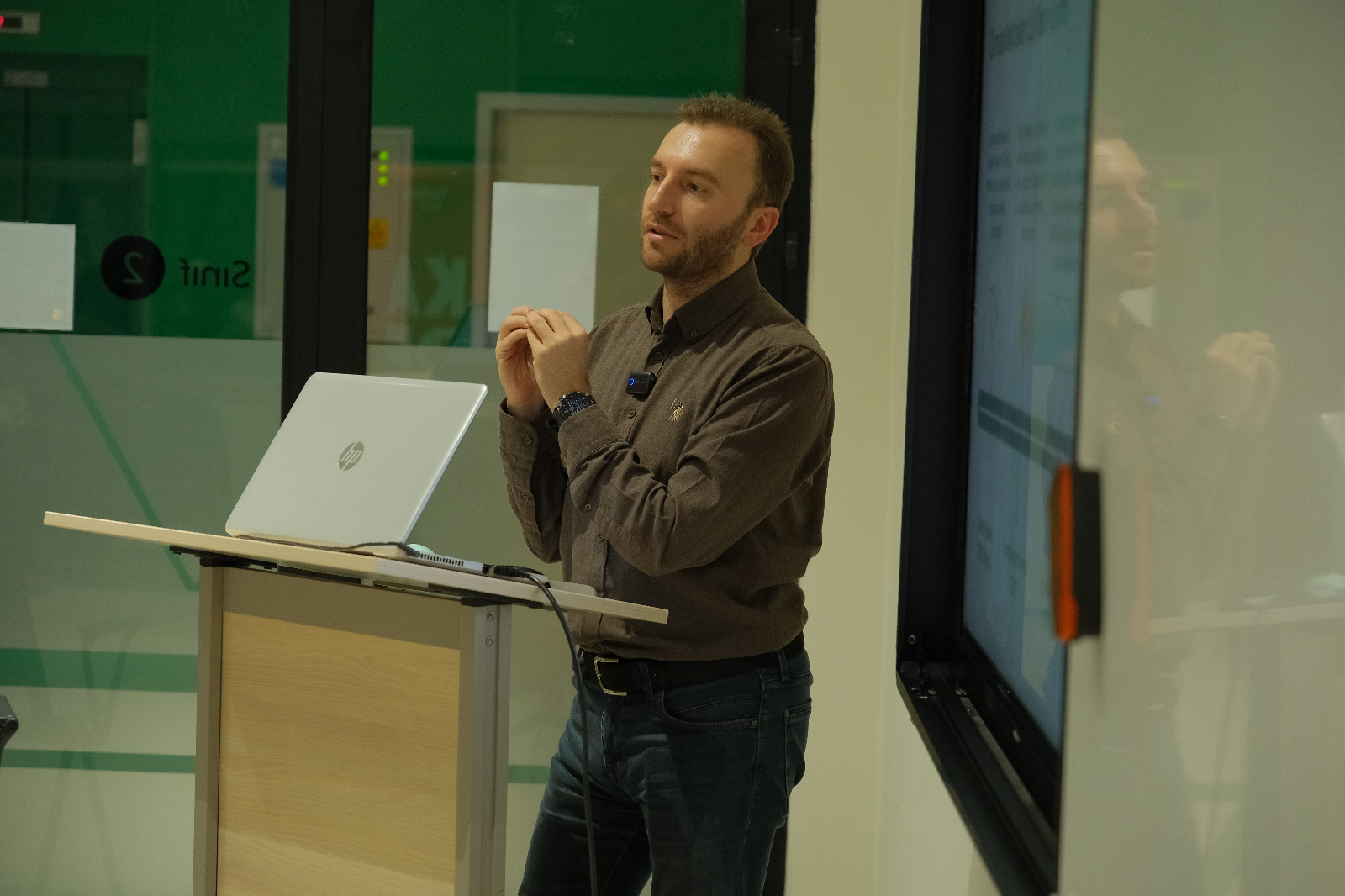 Fakültemiz Bilgisayar Mühendisliği Bölümü Öğretim Üyelerinden Doç.Dr. Hüseyin Haklı Yapay Zeka ve Prompt Mühendisliği Hakkında Bir Eğitim Gerçekleştirmiştir.