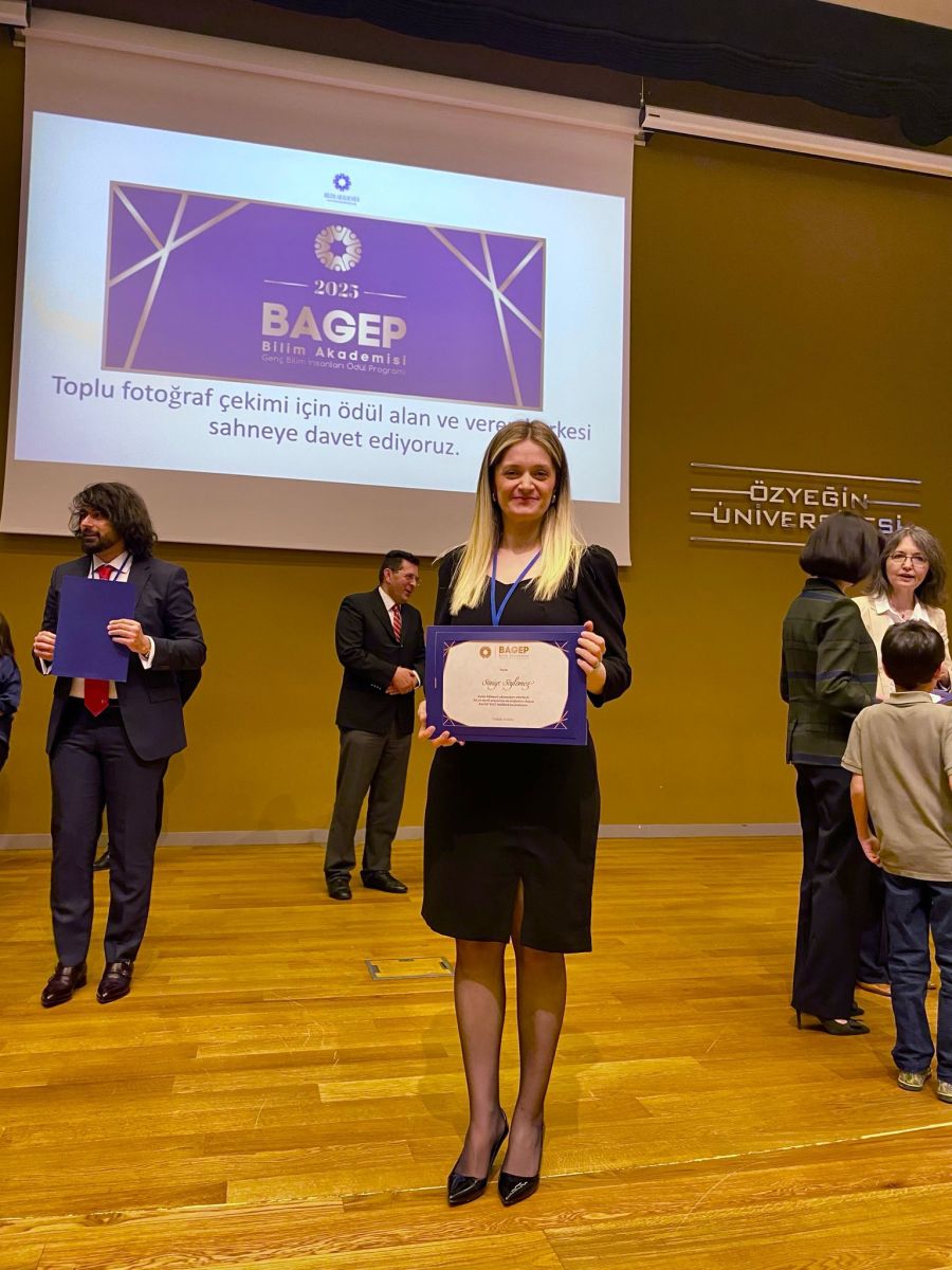 Özyeğin Üniversitesinde gerçekleştirilen 2025 BAGEP GENÇ BİLİM ÖDÜLÜNE layık görülen Fakültemiz Biyomedikal Mühendisliği bölümü öğretim üyesi Doç. Dr. Saniye Söylemez ödülünü almıştır.