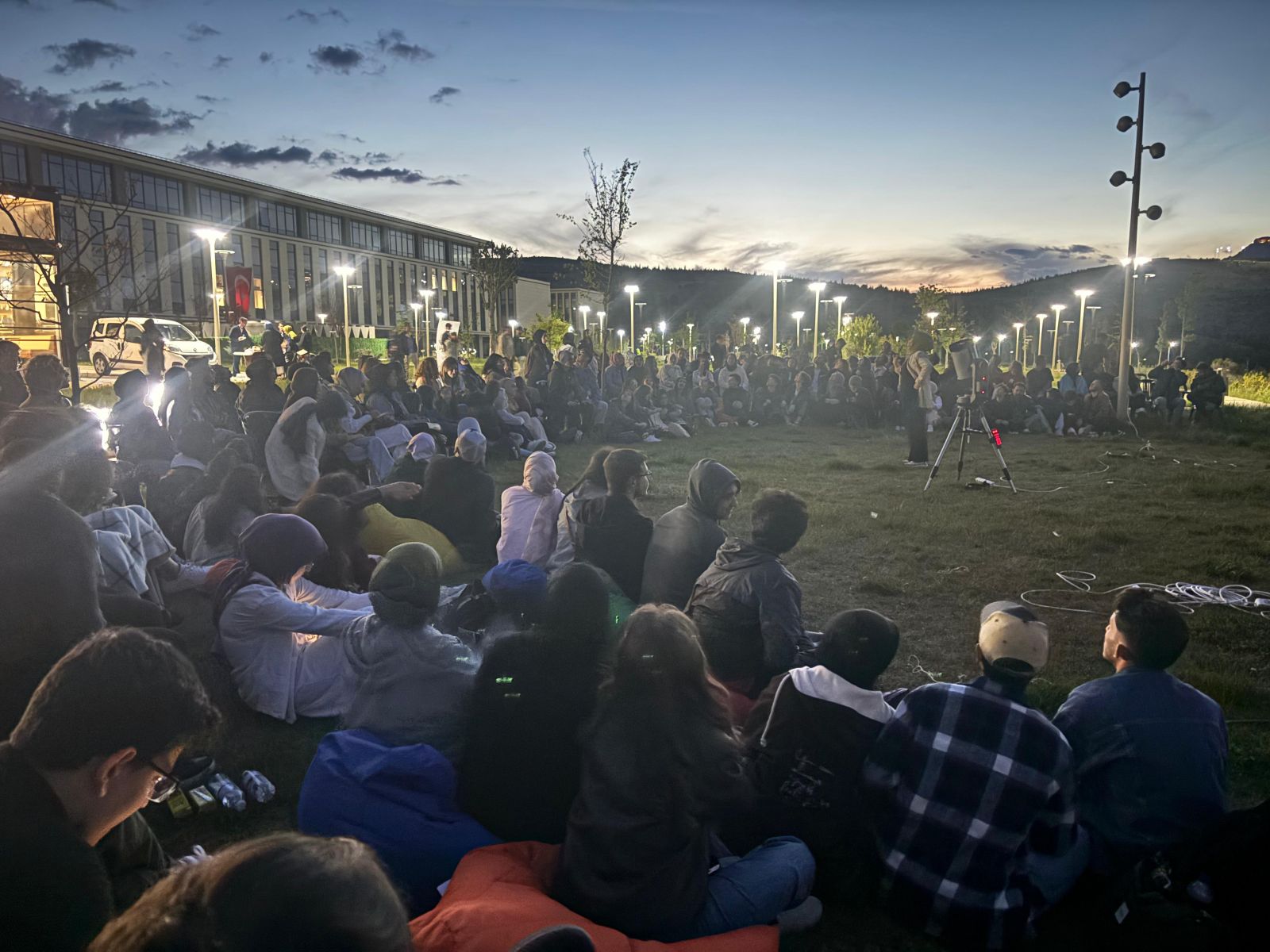 Fakültemizde NEÜ TEKNOFEST Topluluğu, Konya Bilim Merkezi ve GSB Meram Gençlik Merkezi sponsorluğunda düzenlenen Gökyüzü Gözlem Etkinliğini 170 kişinin katılımıyla başarıyla tamamlandı.