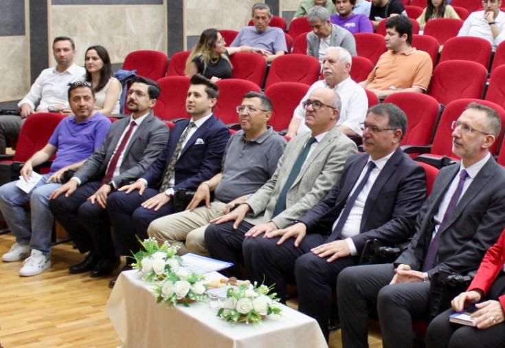Konya Teknokent'in düzenlemiş olduğu TÜBİTAK Başkan Yrd. Hasan SELEK Bey'in katılımıyla yapılan tanıtım toplantısına Mühendislik Fakültesi olarak katılım sağlayıp başkanımızı fakültemize üniversite sanayi işbirliğinin artırılması amacıyla davet edilmiştir