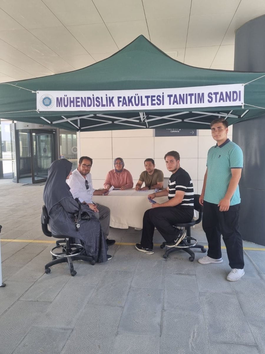 Mühendislik Fakültesi tanıtım standı üniversite tercih döneminde adayları fakültemiz hakkında bilgilendirmektedir.