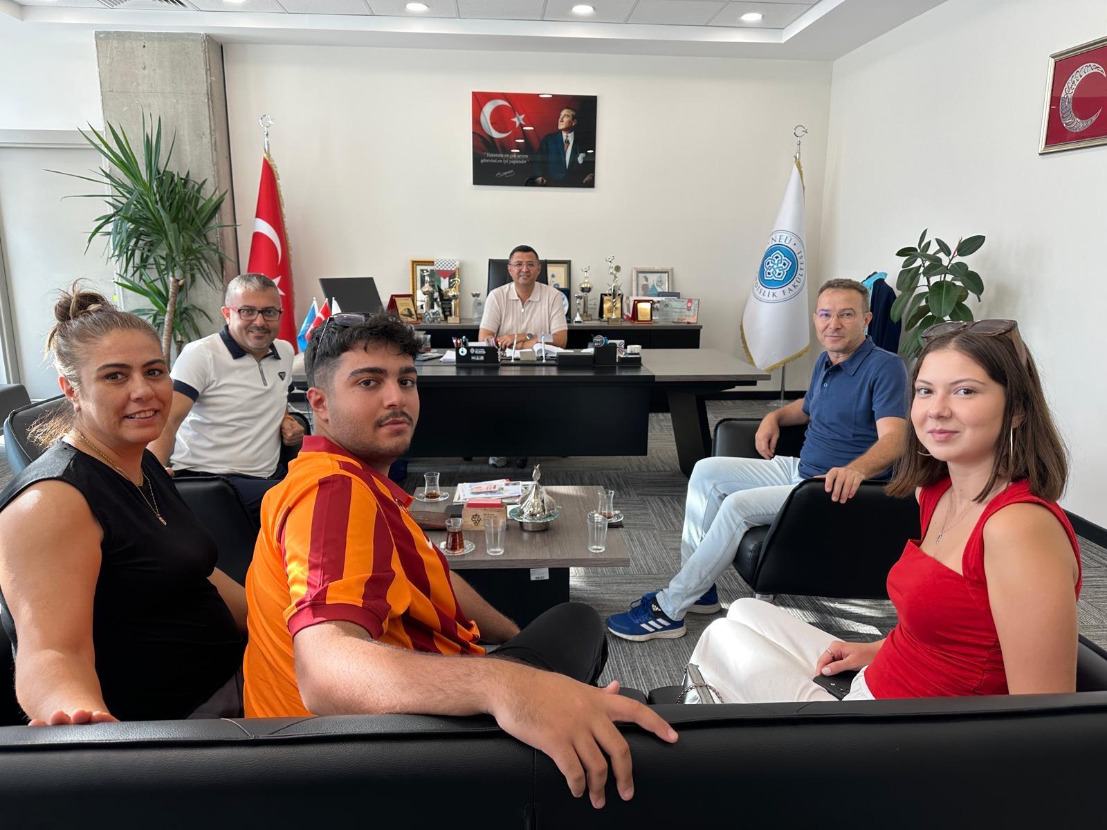 Fakültemizi ziyaret ederek hem öğrenci kaydı gerçekleştirip hem de memnuniyetlerini dile getiren öğrencilerimiz ve velileriyle eğitim öğrenim süreci ve talepleri hakkında görüşmelerde bulunuldu.