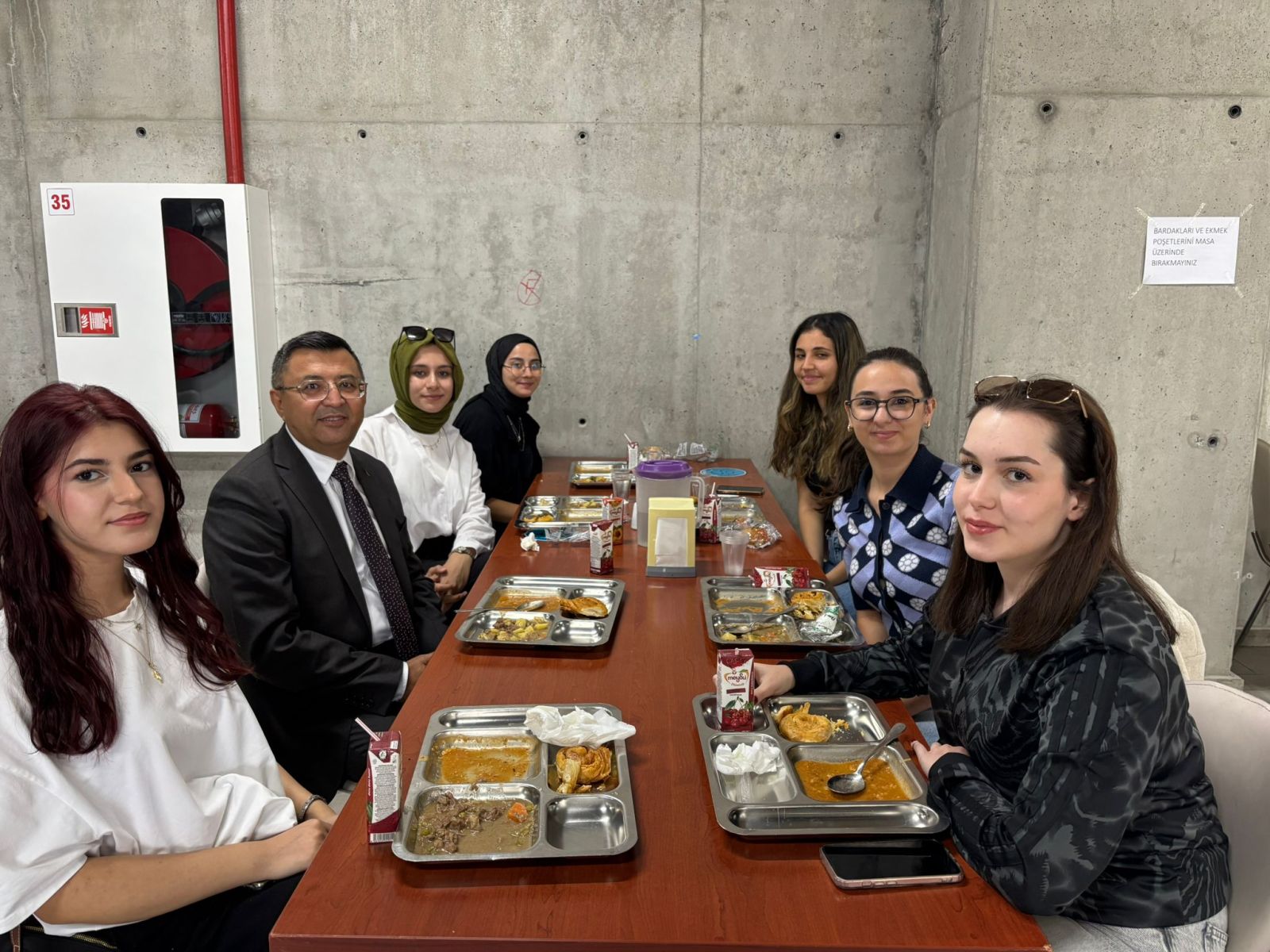 Fakültemiz yemekhanesinde öğrencilerimizle birlikte yemek yedik memnuniyetlerini ve etkinlikler hakkında görüştük.