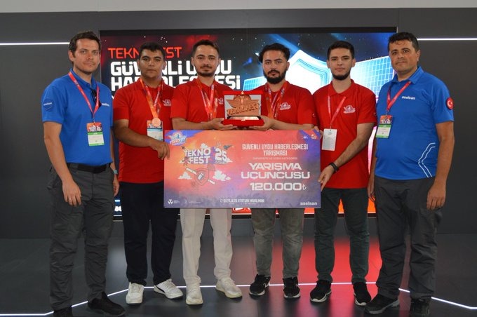 TEKNOFEST2025 kapsamında GÜVENLİ UYDU HABERLEŞMESİ Yarışması’nda, Üniversitemiz Mühendislik Fakültesi Elektrik-Elektronik Mühendisliği öğrencilerinden oluşan NEÜ KAPSÜL SignalGuard Takımı ÜÇÜNCÜ oldu!