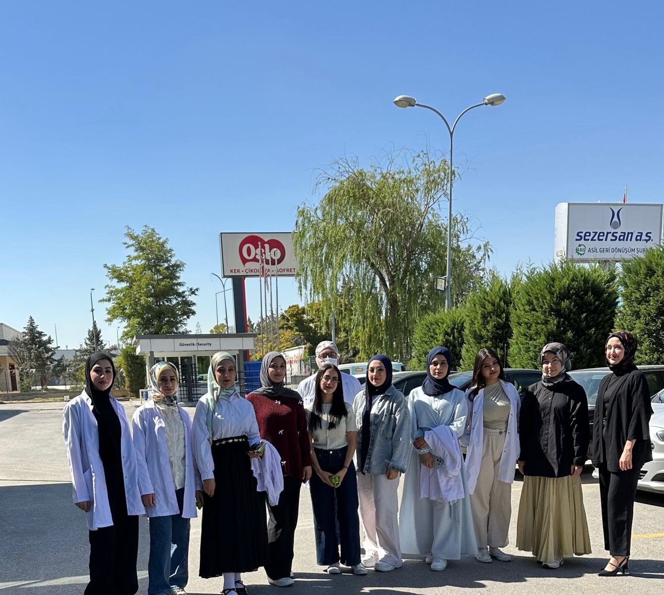 Arş. Gör. Dr. Vildan Eyiz yürütücülüğünde Gıda Mühendisliği Bölümü 3. sınıf öğrencilerimizle birlikte Oslo Gıda Fabrikası’na teknik bir gezi düzenlendi.