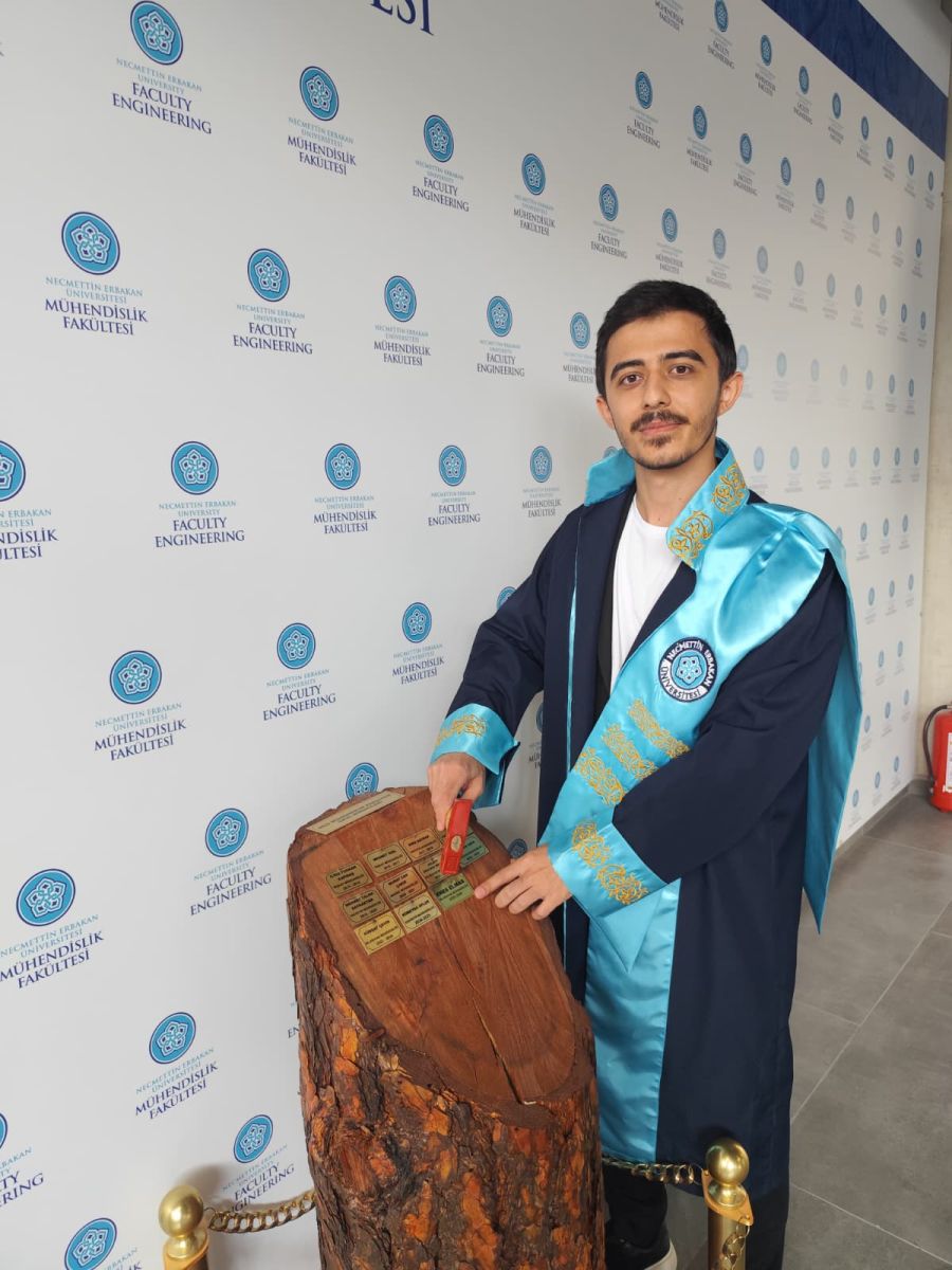 2025–2026 Eğitim-öğretim Yılında Fakültemiz Birincisi Olan Bilgisayar Mühendisliği Bölümü Mezunumuz Enes Elmas, Adını Fakültemiz Birincileri Kütüğü’ne Gururla Ekledi