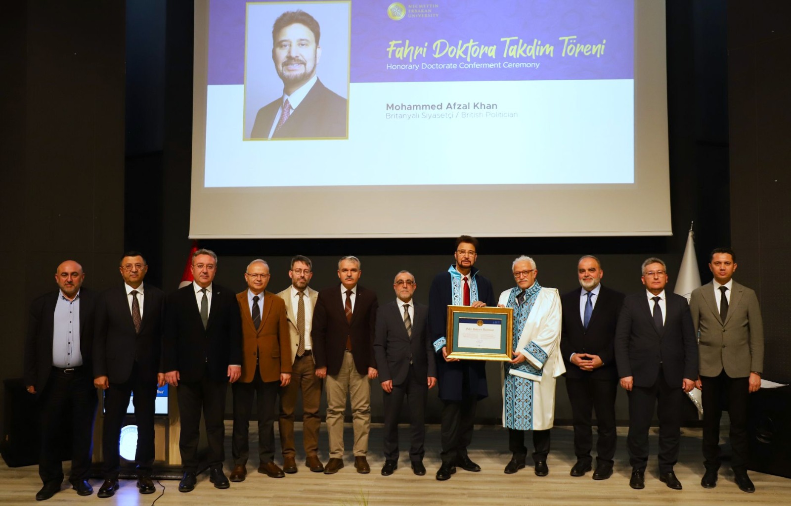 Fakültemizde Düzenlenen Konferansta Öğrencilerimizle Bir Araya Gelen Britanyalı siyasetçi Mohammed Afzal Khan’a, Rektörümüz Prof. Dr. Cem Zorlu Tarafından Fahri Doktora Payesi Tevcih Edilmiştir