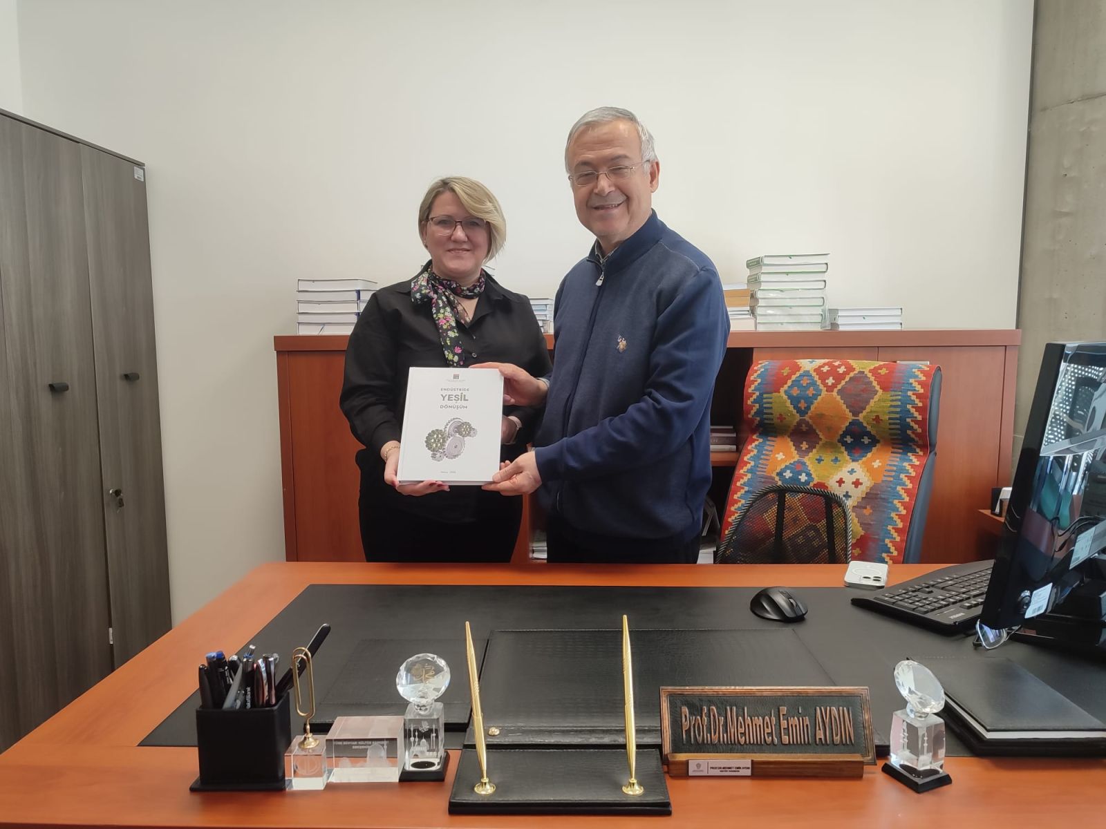İnşaat Mühendisliği Bölüm Hocalarımızdan Profesör Doktor Mehmet Emin Aydın 2 Cilt Kitabı üniversitemiz öğrencileri ve öğretim Elemanlarının İstifade Etmesi için Fakültemiz Kütüphanesine Hediye Etmişlerdir