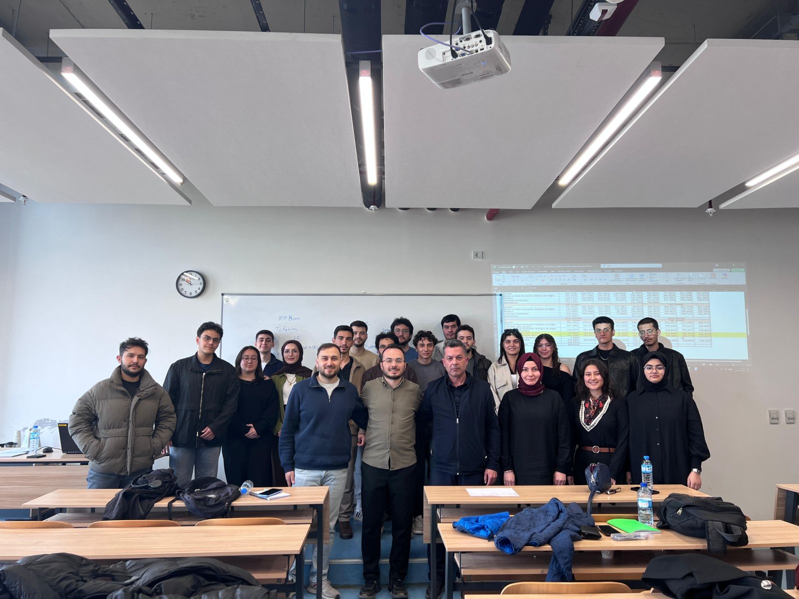 Fakültemiz Enerji Sistemleri Mühendisliği Bölümü Öğretim Elemanlarından Dr. Hasan Basri Altıntaş’ın yürüttüğü Fotovoltaik Uygulamalar dersi kapsamında Gerçekleştirilen Eğitimde, Bir Çatı GES Projesinin Tüm Aşamaları  Ele Alındı