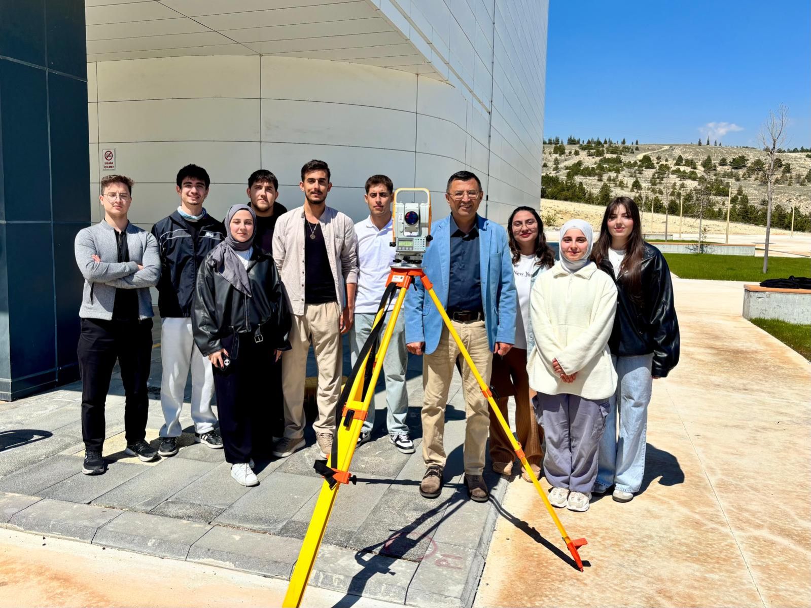 Harita Mühendisliği Bölümümüzün Arazi Uygulamaları Kapsamında Sahada Çalışma Yürüten Öğrencilerimizle Bir Araya Gelinerek Değerlendirme ve Görüş Alışverişinde Bulunuldu