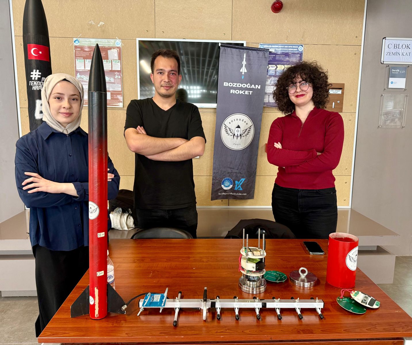 Fakültemiz Bünyesinde NEÜ Kapsül Bozdoğan Roket Takımı, Tanıtım Günleri Kapsamında Fakültemizde Stand Açarak Öğrencilerimizle Bir Araya Geldi.