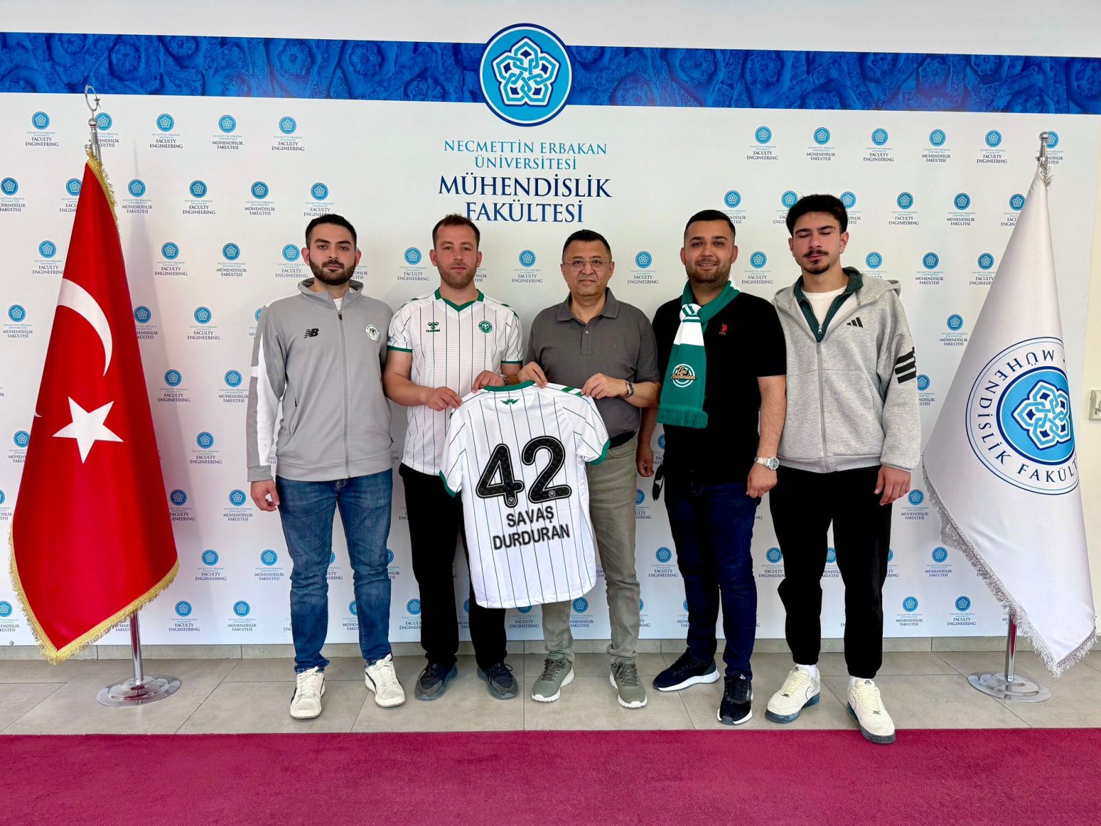 Türkiye Kupası’nda Büyük Başarılara İmza Atan Konyaspor’un Üniversitemizdeki Taraftar Oluşumlarından Necmettin Erbakan Üniversitesi Nalçacılar Taraftar Grubu, Fakültemizi Ziyaret Ederek Dekanımız Prof. Dr. S. Savaş Durduran İle Bir Araya Geldi