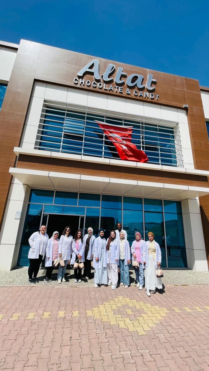 Gıda Mühendisliği Bölümü 3. Sınıf Öğrencileri, Proses Uygulamaları Dersi Kapsamında Dr. Öğr. Üyesi Gamze ÜÇOK Koordinasyonunda ALTAT Çikolata ve Şekerleme Fabrikası’na Teknik Gezi Gerçekleştirdi