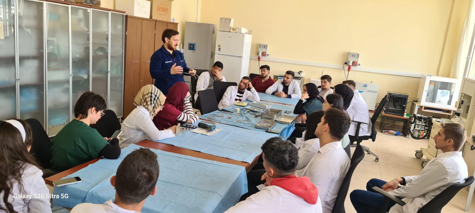 2. Sınıf Öğrencilerimize Cerrahi Alet Bilgisi Eğitimi Verildi