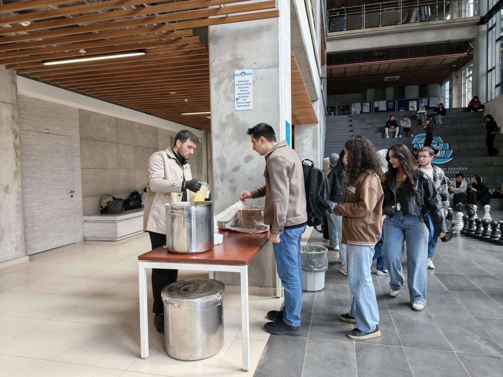 Vize Haftasında İçleri Isıtan Dayanışma: Üniversiteli Aktif Gençler Sahada!