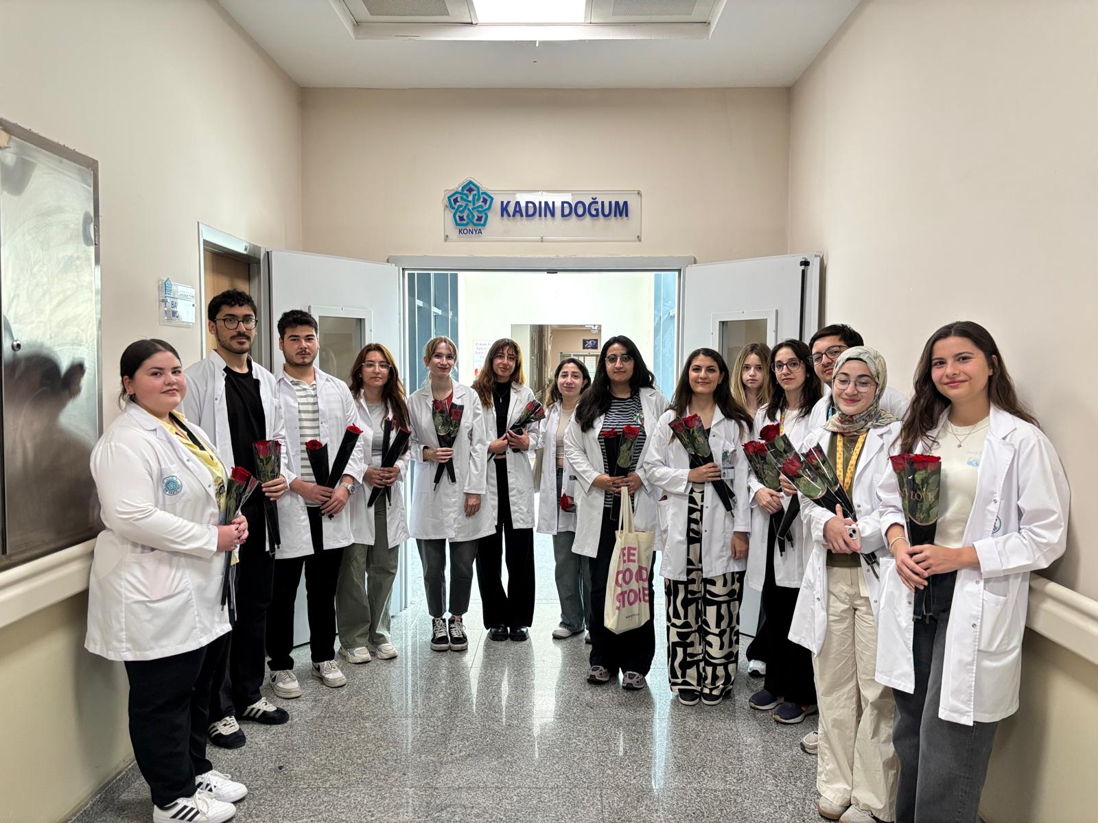 İki Topluluktan Anlamlı İş Birliği: Tıp Fakültesi’nde Duygu Dolu "Anneler Günü Etkinliği"