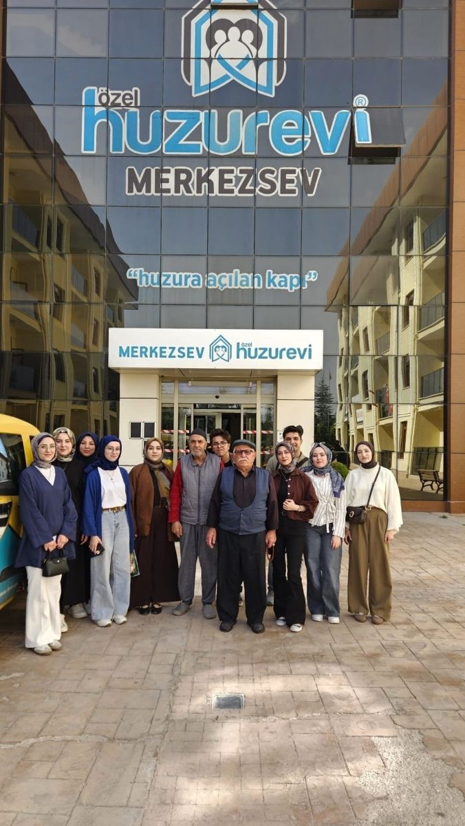 Düş Peşine Topluluğu’ndan Yürekleri Isıtan Ziyaret: Gençler Huzurevi Sakinleriyle Buluştu