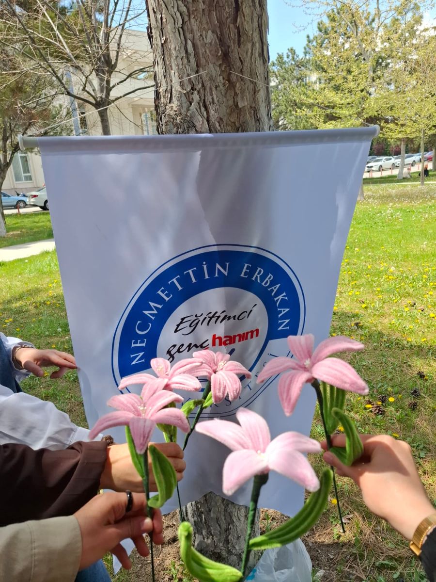 Eğitim Fakültesinde Yaratıcı Atölye: Şönil Çiçeklerle Renkli Kareler