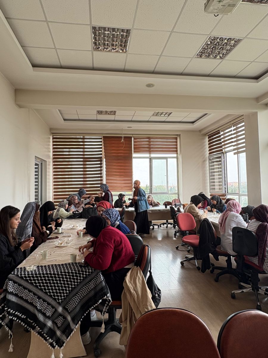 Eğitimci Genç Hanım Topluluğu’ndan Anlamlı Etkinlik: Filistin Temalı Çanta Charm Atölyesi