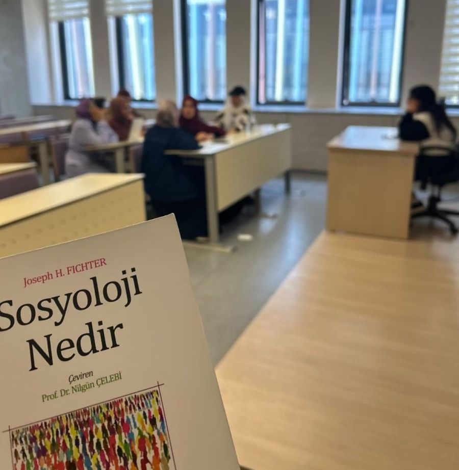 Genç Hafıza Topluluğu’ndan Kitap Tahlili Etkinliği: “Sosyoloji Nedir?”