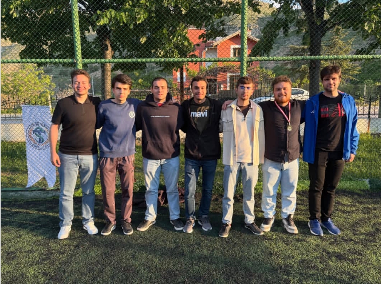 Spor Tıp Topluluğu’ndan Çifte Turnuva: Kampüste Dijital ve Sahada Yeşil Saha Heyecanı!